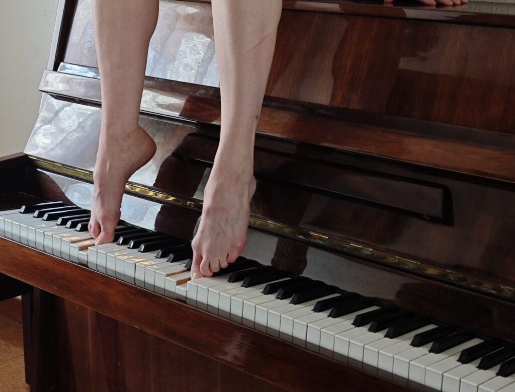 feet-piano-avia